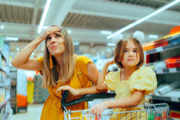 Une femme et une enfant dans un supermarch.