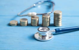 Un stthoscope et des pices de monnaie