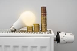 Une ampoule, des pices de monnaie sur un radiateur.