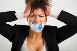 Une femme billonne par un billet de 20 euros.