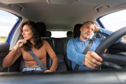 Deux personnes dans une voiture.