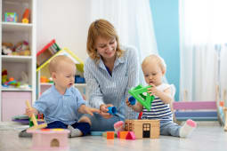 Voici le salaire net moyen d'une assistante maternelle ou d'une nounou  domicile.