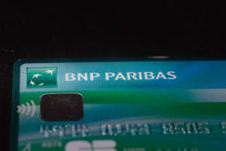 Une carte bancaire BNP Paribas