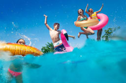 Dans une piscine municipale, la responsabilit d'un adulte peut re mise en jeu.