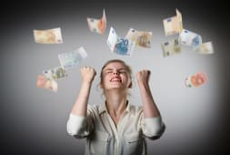 Pluie de billets.