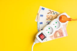Une prise et des billets