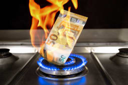 Un billet de 50 euros brul par du gaz.