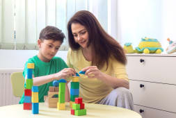 Une femme joue avec un enfant.