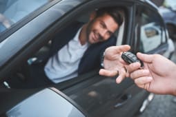 Un homme reoit des clefs de voiture.