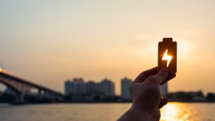 Le symbole de l'lectricit face au soleil.