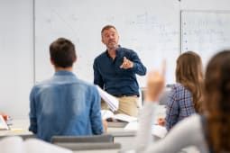 Un professeur dans une classe.