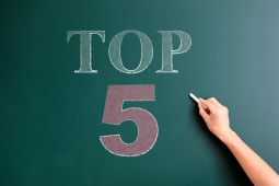 Un tableau sur lequel est inscrit la mention Top 5.