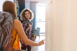 Deux personnes entrent dans un logement.