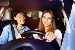 Deux femmes dans une voiture.