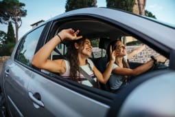 Deux jeunes femmes dans une voiture.