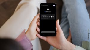 Personne tenant un smartphone montrant une application de finances, REVOLUT