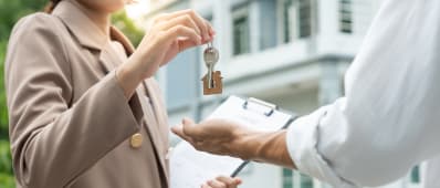 Bail, location et vente de maison. Agent immobilier tenant la cl d'une nouvelle maison ou d'un bien immobilier. Louer une maison, ventes, crdit immobilier, assurance, vendeur, concessionnaire, achat, vente, emmnagement.