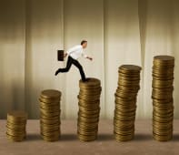 Homme d'affaires sautant sur de l'argent