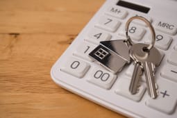 Cls et porte-cls maison sur une calculatrice blanche.
