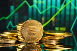 Pices de cryptomonnaie devant graphiques de croissance verts.