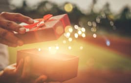 Il a ouvert une merveilleuse bote cadeau pour son amoureux. Concept joyeux Nol et bonne anne 2023, 2024, 2025