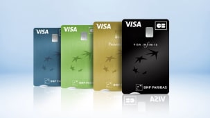 Quatre cartes bancaires Visa Bnp Paribas de couleurs diff&eacute;rentes align&eacute;es.