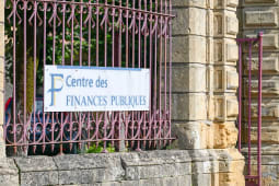Panneau du Centre des Finances Publiques sur grille rouill�e.