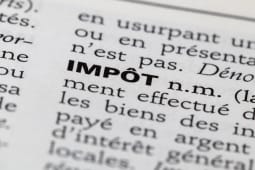 Gros plan sur le mot IMP�T dans un dictionnaire.