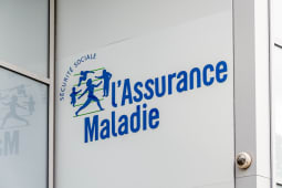 Enseigne et logo  l'entre d'une agence de l'Assurance Maladie.