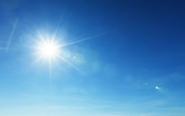 ciel bleu et soleil