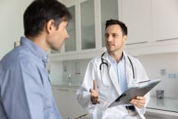 Mdecin discutant avec un patient dans un cabinet mdical.