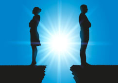 Silhouettes homme et femme face  face, lumire entre eux.