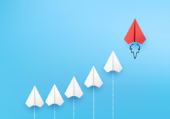 Concept d'entreprise minimaliste comme un groupe d'avions en papier allant dans une direction et avec un individu pointant dans diffrentes directions pour une solution innovante crative sur un rendu vectoriel 3D. Leadership pour de nouvelles ides.