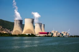 Quatre tours de refroidissement, faisant partie d'un complexe de centrale nuclaire le long du Rhne en France.