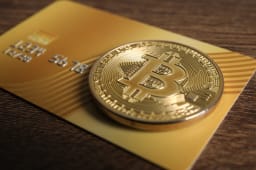 Pice de Bitcoin dore sur une carte de crdit.