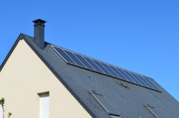 Une toiture avec des panneaux photovoltaques.