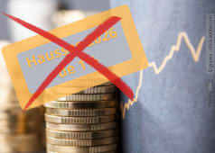 Graphique financier, pices empiles, croix rouge sur texte.