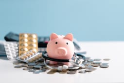 Une tirelire, des pices et des mdicaments.