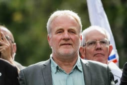 Homme chauve souriant lors d'un rassemblement en extrieur. Franois Hommeril