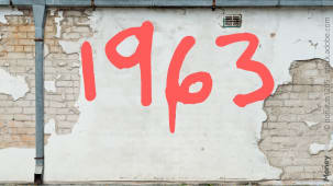 Mur avec le nombre 1963 peint en rouge.
