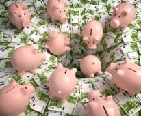 Des tirelires et des billets tombent dans un trou.