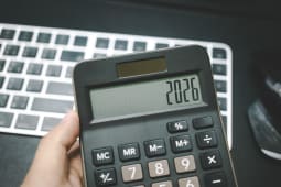 Une calculatrice avec en inscription sur l'cran 2026.