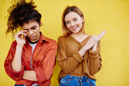 Une femme triste et une heureuse.