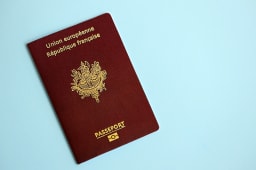 Passeport franais sur fond bleu clair.