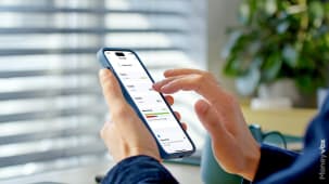 Personne utilisant une application financire sur son smartphone. Fortuneo