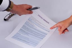 Quelqu'un montre un contrat d?obsques.