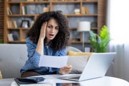 Une femme regardant un document, choque.