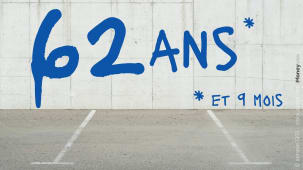 Mur avec inscription 62 ans et 9 mois en bleu. retraite