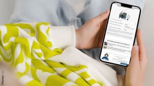 Personne tenant un smartphone affichant un site web. retraite