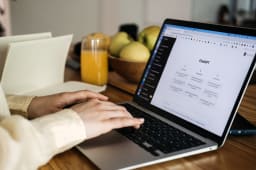 Personne utilisant un ordinateur portable avec �cran ChatGPT ouvert.